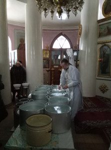 Игумен Паисий освящает воду на Крещение 2017